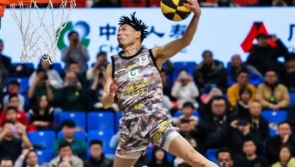 芒果体育登录入口-男篮40岁老将夺冠！张镇麟宿敌获美国扣篮王：转手送陌生人一辆车